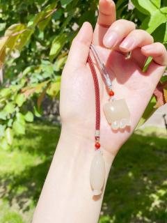 李女士佩戴和田玉吊坠后气质大变