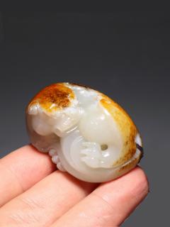男子收藏和田玉独籽貔貅引热议