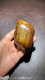 和田玉籽料特色 条纹老虎皮 黑油皮手把件 玉质老熟 喜欢俬我